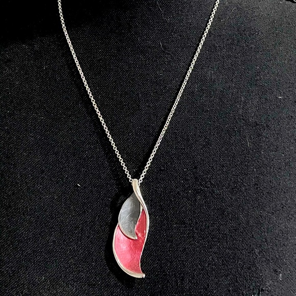 Howard’s Red and Grey Enamel Leaf 18 inch Necklace - Picture 1 of 4